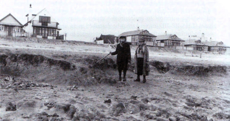 Samuel Hazzledine Warren and Mrs Warren on Jaywick Beach Copyright: William George