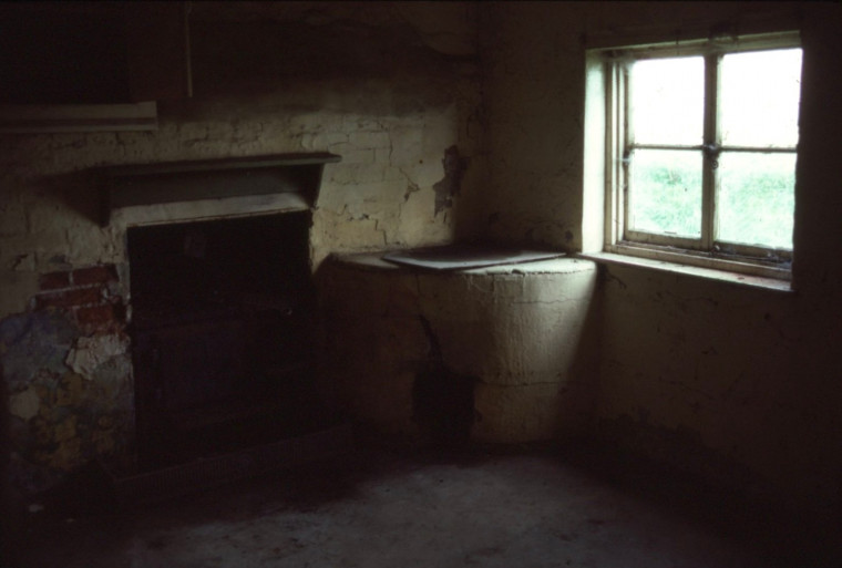 Tolleshunt Darcy Interior of old Cottage June 1985 Copyright: Roger Payne