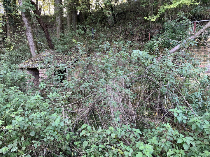 Disused modern lime kiln on west side Copyright: D. Potts, Nov 2023